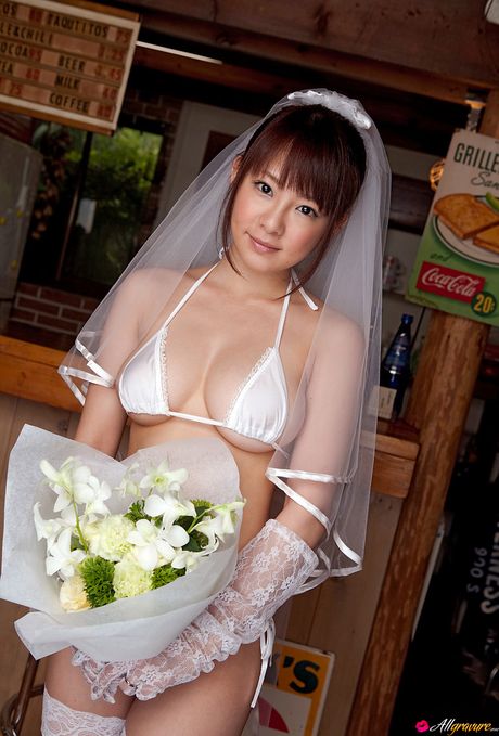 這位日本美女是個真正的暴露狂，她喜歡擺姿勢