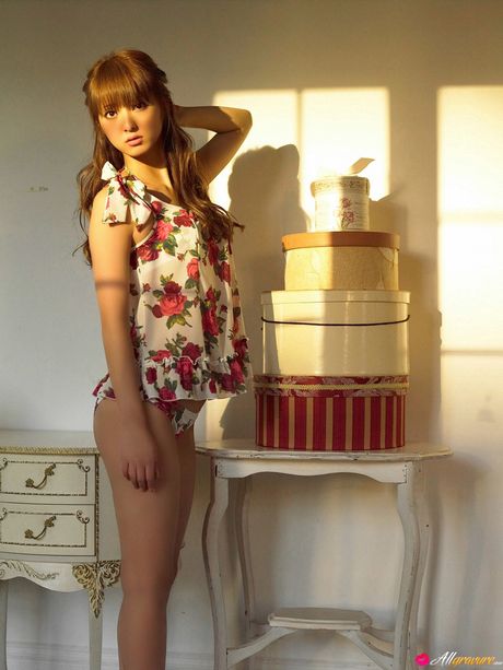 Asiatisk babe Nozomi Sasaki præsenterer sine naturlige små bryster og tilbyder sin figur uden tøj