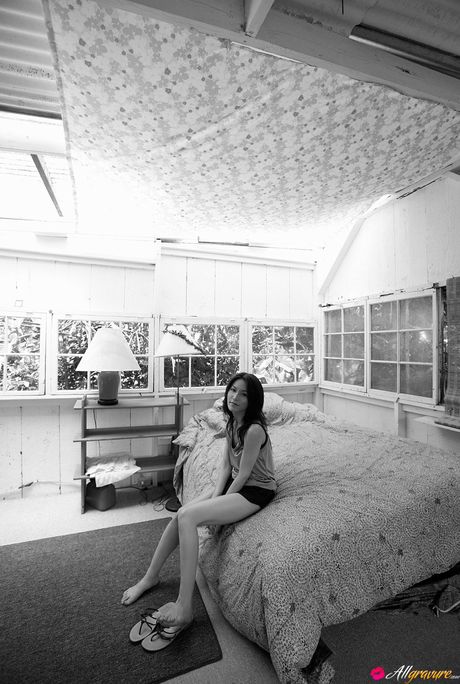 亞洲美女 Sayaka Yamaguchi 在樹林中展示她美麗的乳房和姿勢