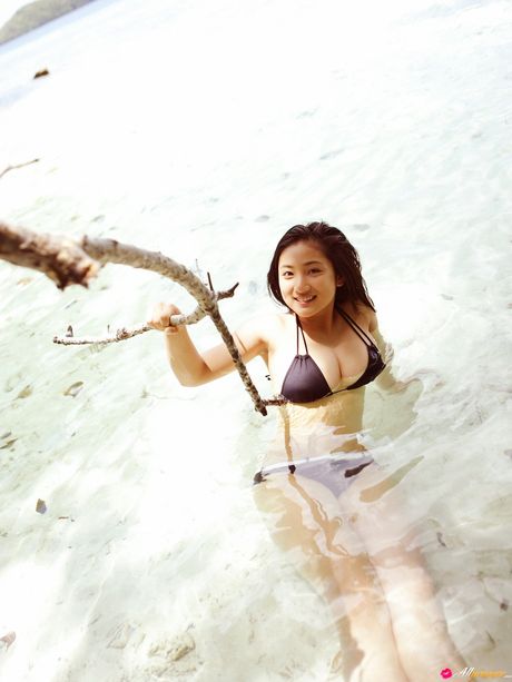 Den asiatiske pige Saaya Irie tager sin bikini af i havet