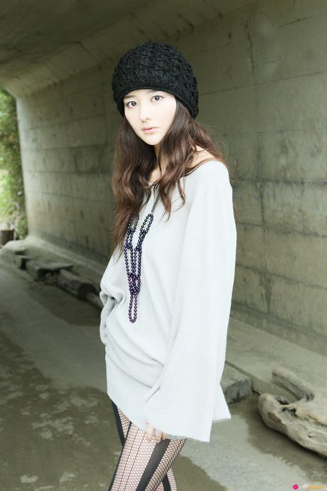 Asiatisk søde Natsuki Harada viser sin varme krop i en sort kjole