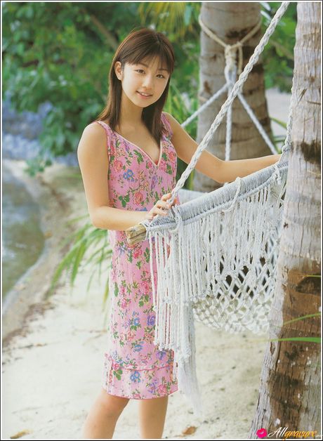 アジアの表紙モデル、小倉優子が小さな胸を披露し、ビキニ姿でポーズをとる