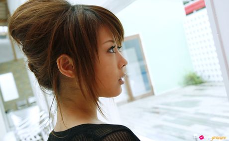 亞洲女孩 Sakurako 展示她漂亮的乳房並獨自擺姿勢