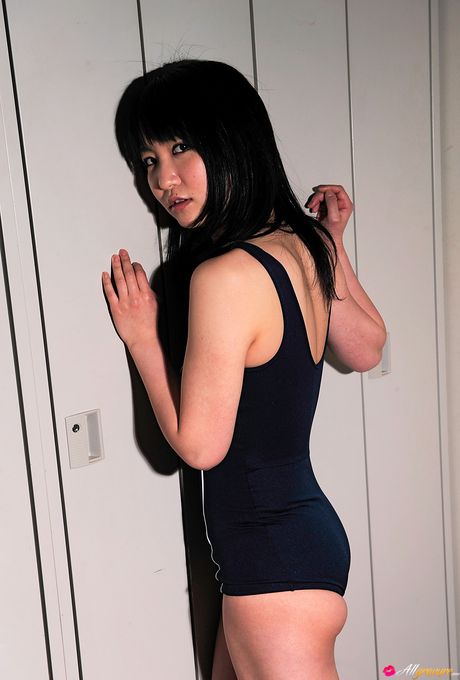 亞洲寶貝 Yui Kawai 在淋浴前在浴室裡赤身裸體