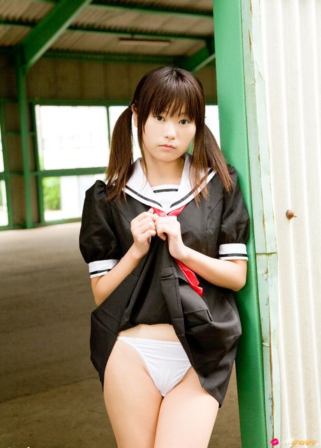 アジアのティーン、高橋真美が小さなおっぱいを露出し、ストッキング姿でポーズをとる