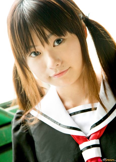 Asiatisk teenager Mami Takahashi blotter sine små bryster og poserer i strømpebukser