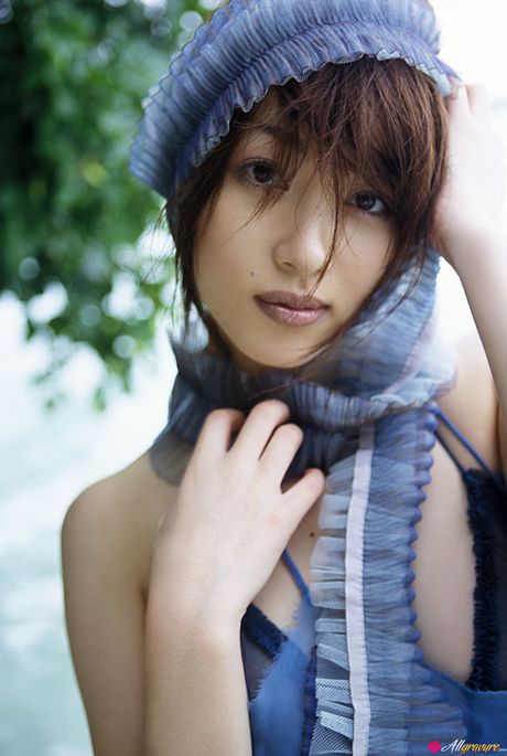 亞洲美女 Akari Hoshino 展示她驚人的乳房，並在戶外裸體展示自己