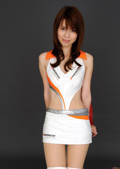 Asiatisk covergirl Chinatsu Kido demonstrerer sine fantastiske bryster og poserer i hvide strømper