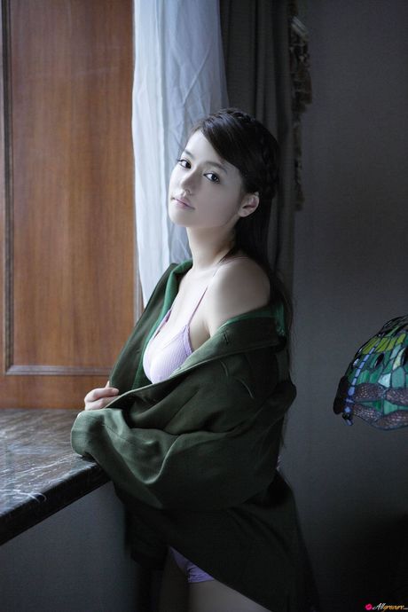 Asian beauty Yuriko Shiratori removes her dress and shows her body