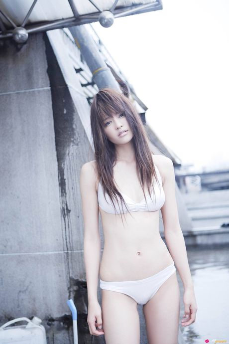 Asian beauty Yuriko Shiratori removes her dress and shows her body