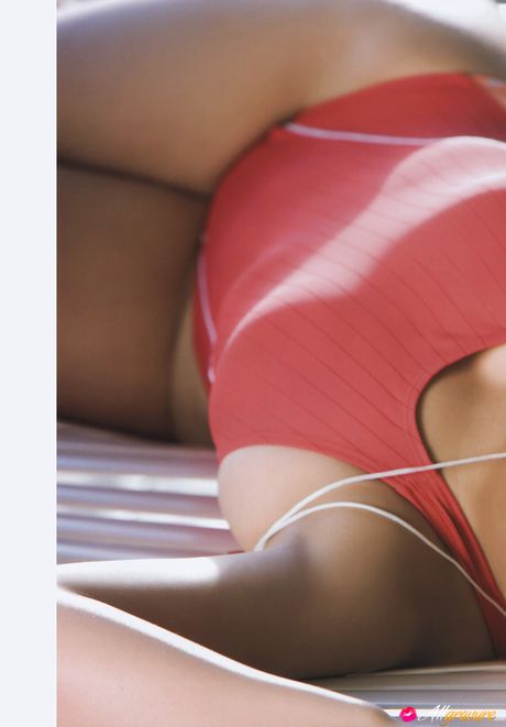 Den asiatiske teenager Saaya Irie tager sin badedragt af, før hun hopper i poolen