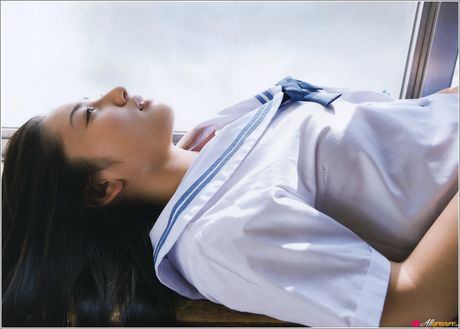 Den asiatiske teenager Saaya Irie tager sin badedragt af, før hun hopper i poolen