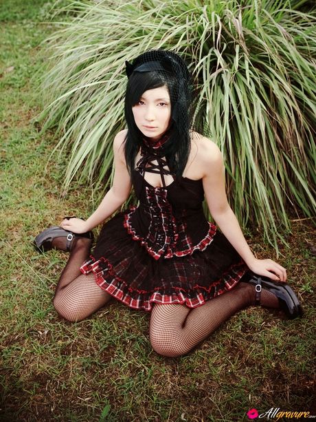 亞洲女孩 Miu Nakamura 脫下內衣，穿上比基尼擺飾