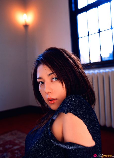 茶色の目をした日本の美女、吉岡美穂がストリップしてソロでポーズをとる