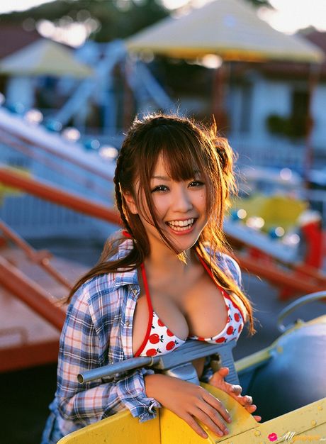 Asiatisk pige Mai Nishida demonstrerer sine massive bryster og sin barberede fisse udendørs