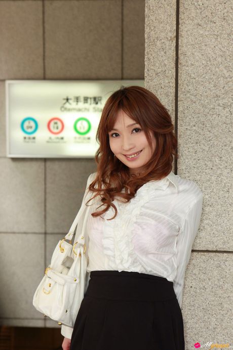 Brown-Eyed japanese model Misaki Okukawa displays her nice tits and poses in a solo