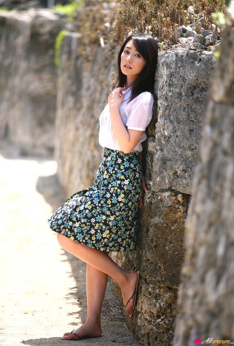 Asiatisk pige Momoko Tani viser sine små bryster frem og viser sin bare hud i naturen