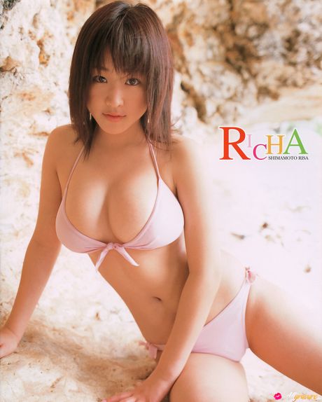 Bikini model Risa Shimamoto reveals her big boobs and poses in a bikini