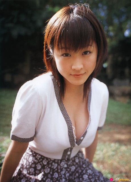 Bikini model Risa Shimamoto reveals her big boobs and poses in a bikini