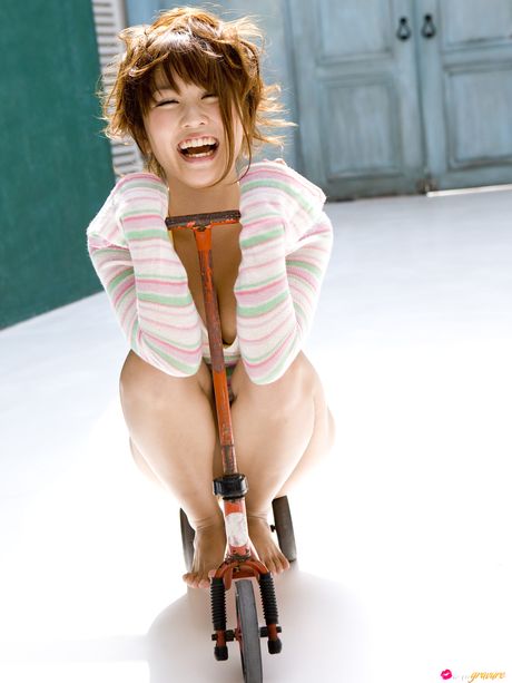 棕眼日本美女西田麻衣脫衣舞秀出她的大胸