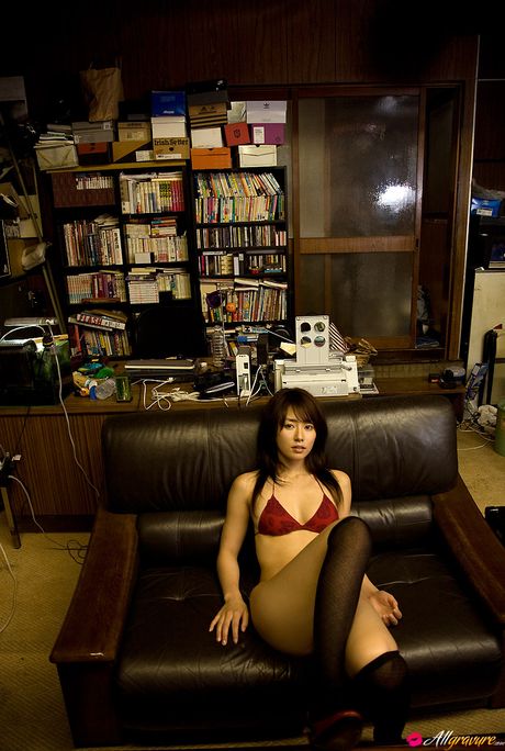 亞洲美女 Momoko Tani 展示她的巨乳並穿著比基尼擺姿勢