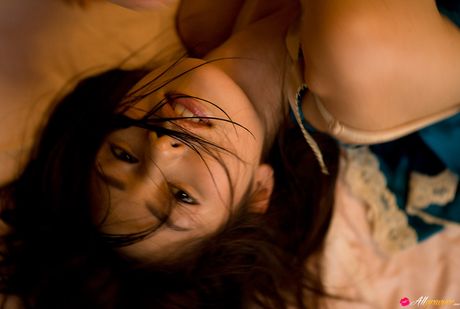 亞洲美女 Momoko Tani 展示她的巨乳並穿著比基尼擺姿勢