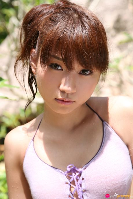 スリムな体と小さな胸を持つ日本の美女が