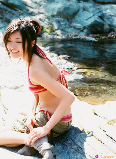 完璧なアジア人、松山真美が赤いランジェリーを脱ぎ捨て、熱いお尻を披露