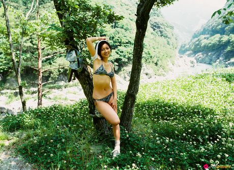 完璧なアジア人、松山真美が赤いランジェリーを脱ぎ捨て、熱いお尻を披露