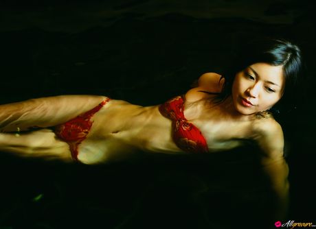 完璧なアジア人、松山真美が赤いランジェリーを脱ぎ捨て、熱いお尻を披露