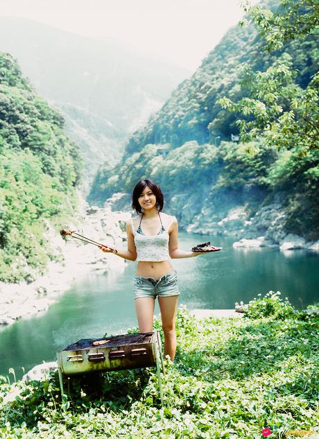 Perfekt asiatisk Mami Matsuyama stripper sit røde lingeri og viser sin varme røv frem