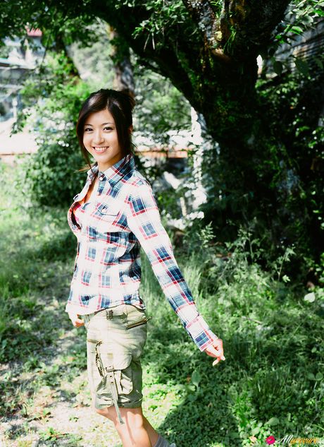 完璧なアジア人、松山真美が赤いランジェリーを脱ぎ捨て、熱いお尻を披露