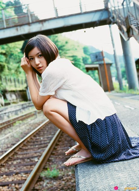 Perfekt asiatisk Mami Matsuyama stripper sit røde lingeri og viser sin varme røv frem