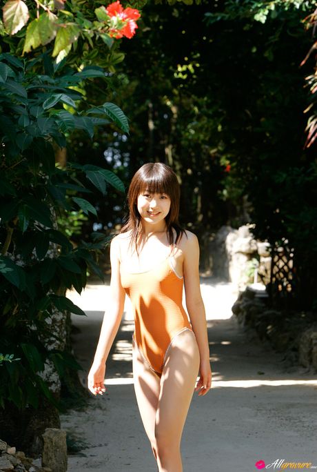 Asiatisk teenager Chise Nakamura fjerner sin røde bikini og modellerer i rå tilstand