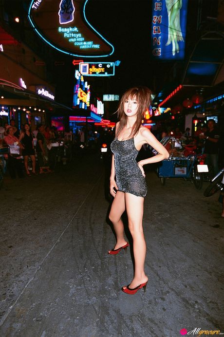 Brown-eyed Japanese babe Aki Hoshino strips and poses in a solo