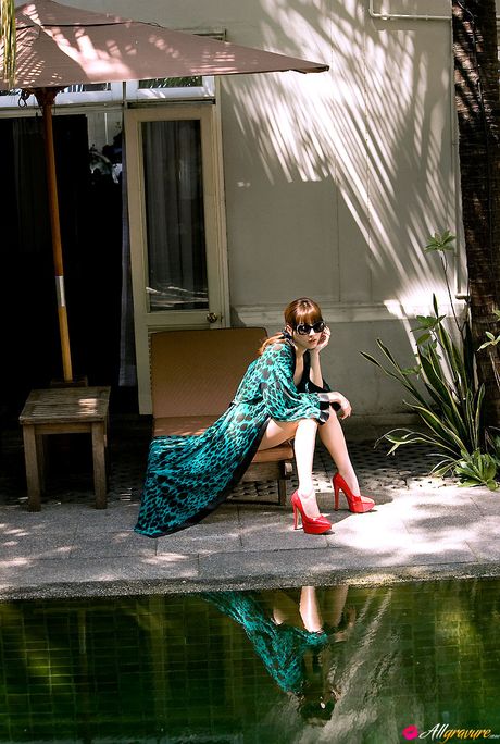 茶色の目をした日本の美女、杉本有美がソロで体を披露