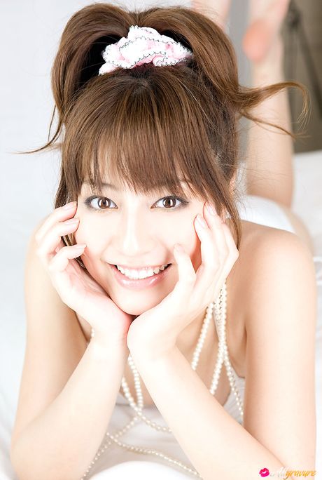 茶色の目をした日本の美女、杉本有美がソロで体を披露