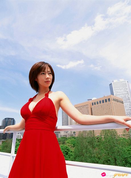 亞洲少女井上若香身穿紅裙裸體躺在沙發上