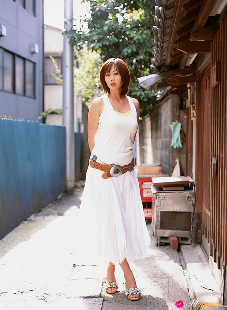 亞洲少女井上若香身穿紅裙裸體躺在沙發上