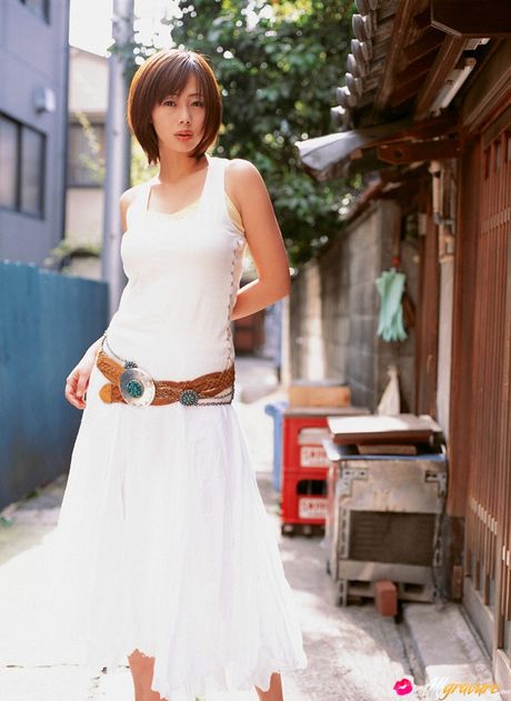 亞洲少女井上若香身穿紅裙裸體躺在沙發上