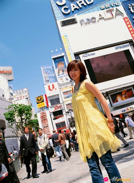 亞洲少女井上若香身穿紅裙裸體躺在沙發上