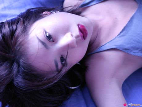 亞洲娃娃星野亞希 (Aki Hoshino) 展示她的大胸脯，並獨自擺姿勢