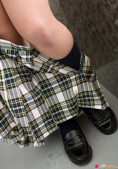 亞洲封面女郎多田瑞穗 (Mizuho Tada) 展示她美麗的乳房並獨自擺姿勢