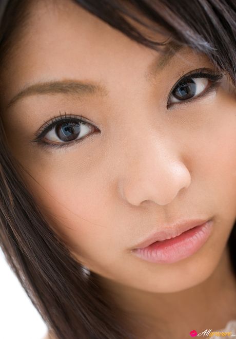 亞洲封面女郎多田瑞穗 (Mizuho Tada) 展示她美麗的乳房並獨自擺姿勢