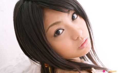 亞洲封面女郎多田瑞穗 (Mizuho Tada) 展示她美麗的乳房並獨自擺姿勢