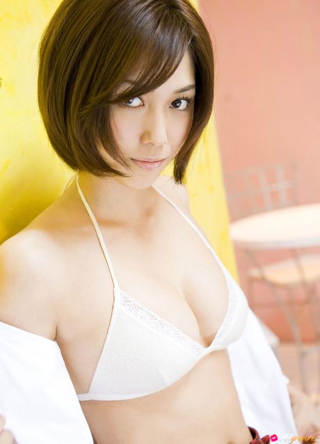 漂亮的亞洲少女 Mizuho Hata 脫光衣服，露出襪子和小乳房