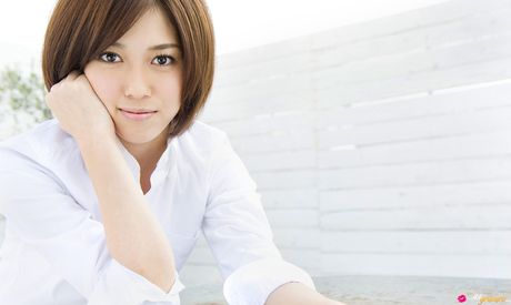 漂亮的亞洲少女 Mizuho Hata 脫光衣服，露出襪子和小乳房