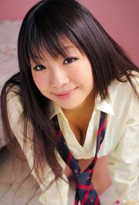 超級亞洲女孩 Sakura Haruno 脫光衣服，露出襪子，炫耀她火辣的身材