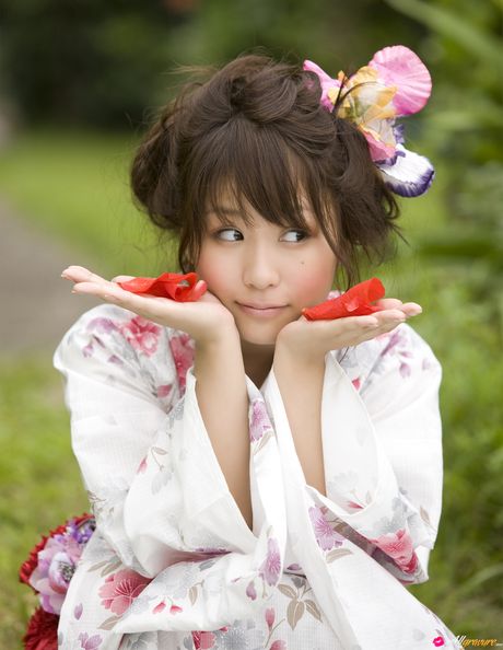 亞洲模特兒西田麻衣在單人秀中展示了她令人驚嘆的身材和姿勢