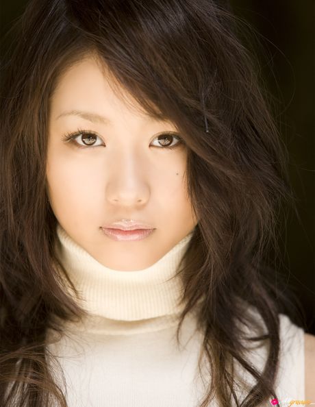 亞洲模特兒西田麻衣在單人秀中展示了她令人驚嘆的身材和姿勢